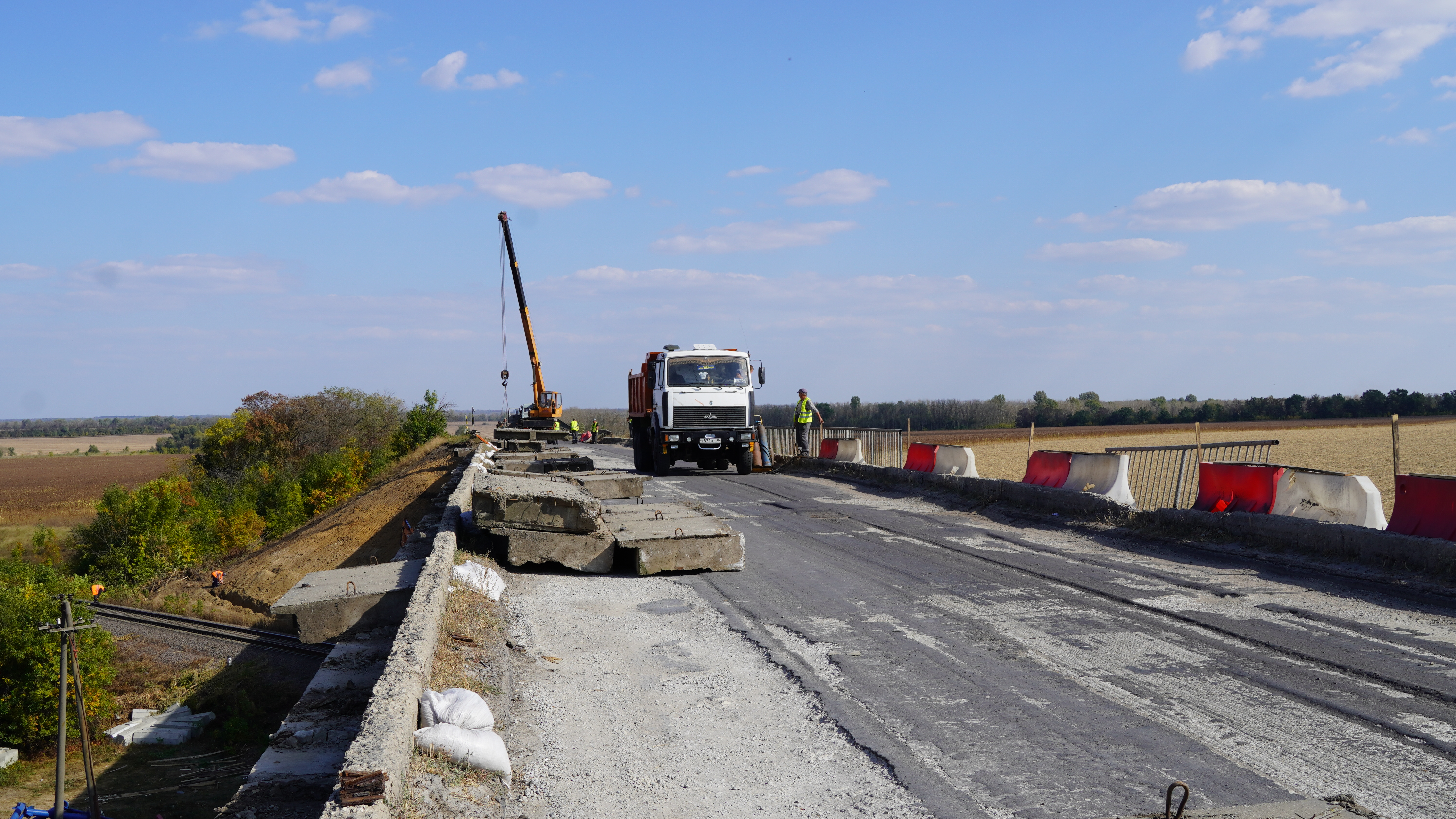 В районе ограничили движение по аварийному мосту.