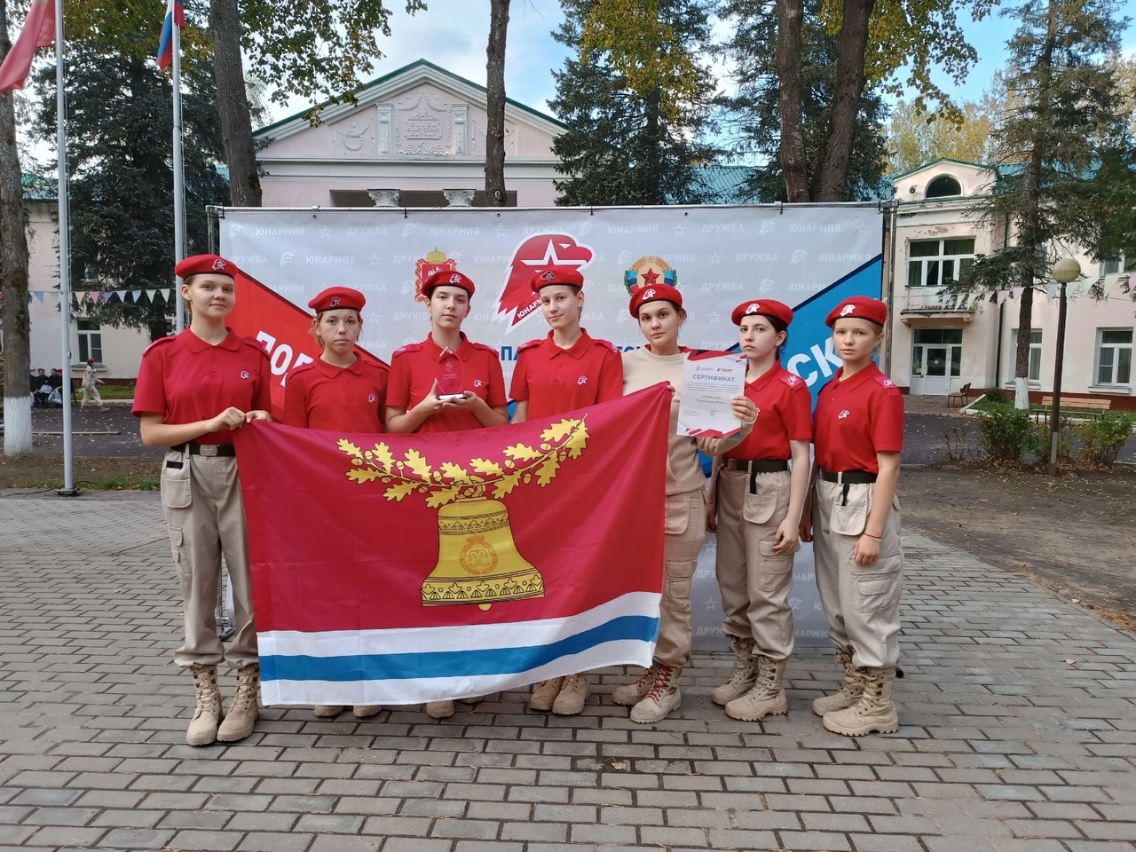 Девичий отряд вернулся в Павловск с победой.