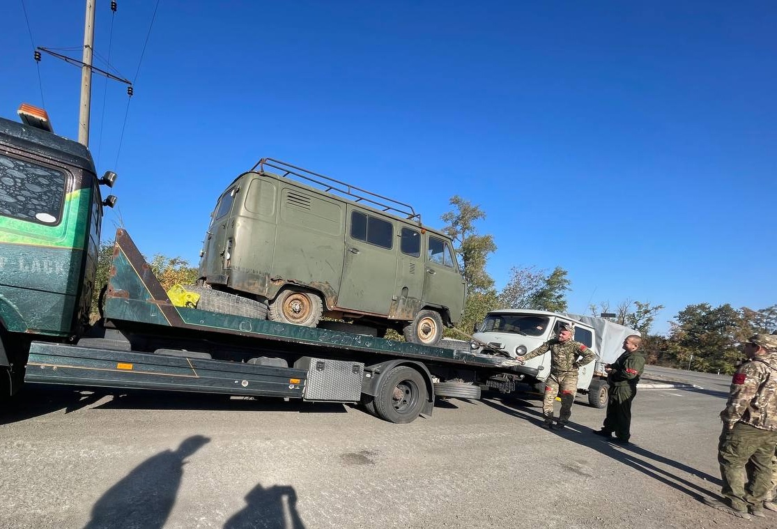 Волонтеры Благотворительного фонда «За своих» доставили бойцам два вездехода УАЗ.