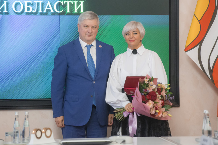 Медаль ордена «За заслуги перед Отечеством» II степени заведующей детсадом Татьяне Нежельской вручил губернатор Александр Гусев. Медаль ордена «За заслуги перед Отечеством» II степени заведующей детсадом Татьяне Нежельской вручил губернатор Александр Гусев.