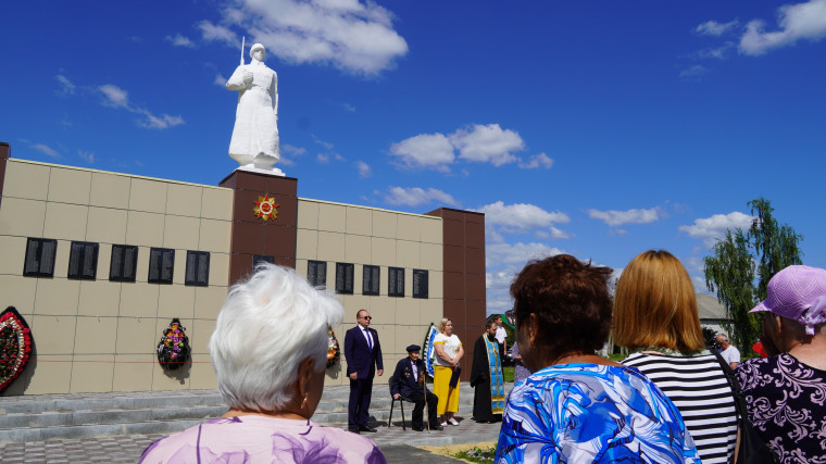 В Ливенке после капитального ремонта открыли мемориал погибшим воинам. В Ливенке после капитального ремонта открыли мемориал погибшим воинам.